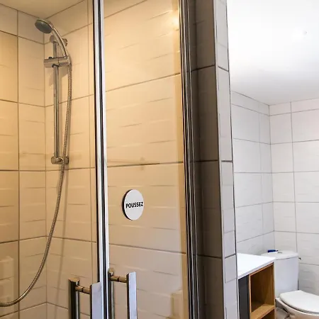 Cheval Doré Dans La Ferme