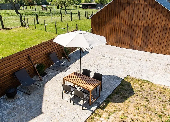 Cheval Dore Dans La Ferme