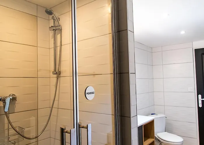 Cheval Dore Dans La Ferme